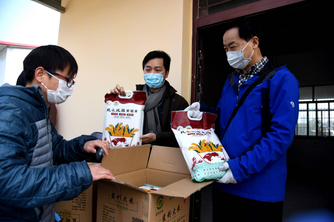 3月5日上午，华中农业大学水产基地繁忙而有序。“双水双绿”研究院团队和水稻团队将200箱、800包共计8000斤优质大米捐赠给学校疫情防控一线工作人员。