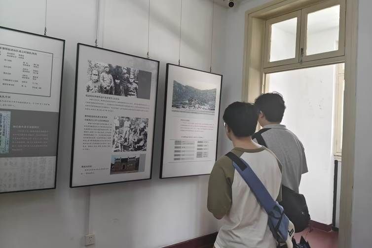 同学们学习豫鄂地区革命史　（赵佳欣摄）